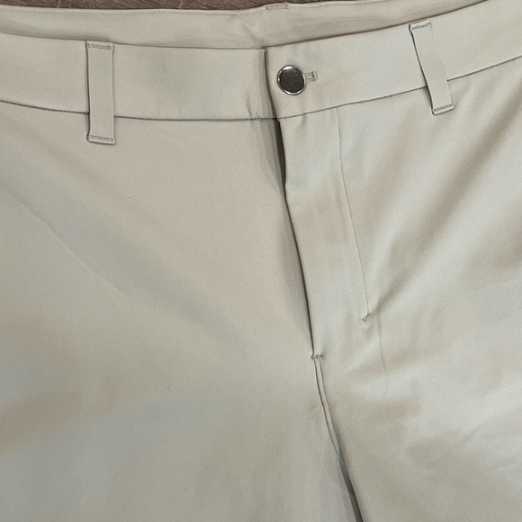 Lululemon Athletica Size 38 Flat Front Performance Cream ABC Shorts - Picture 3 of 10